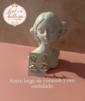 Arete largo de corazón y oso ondulado