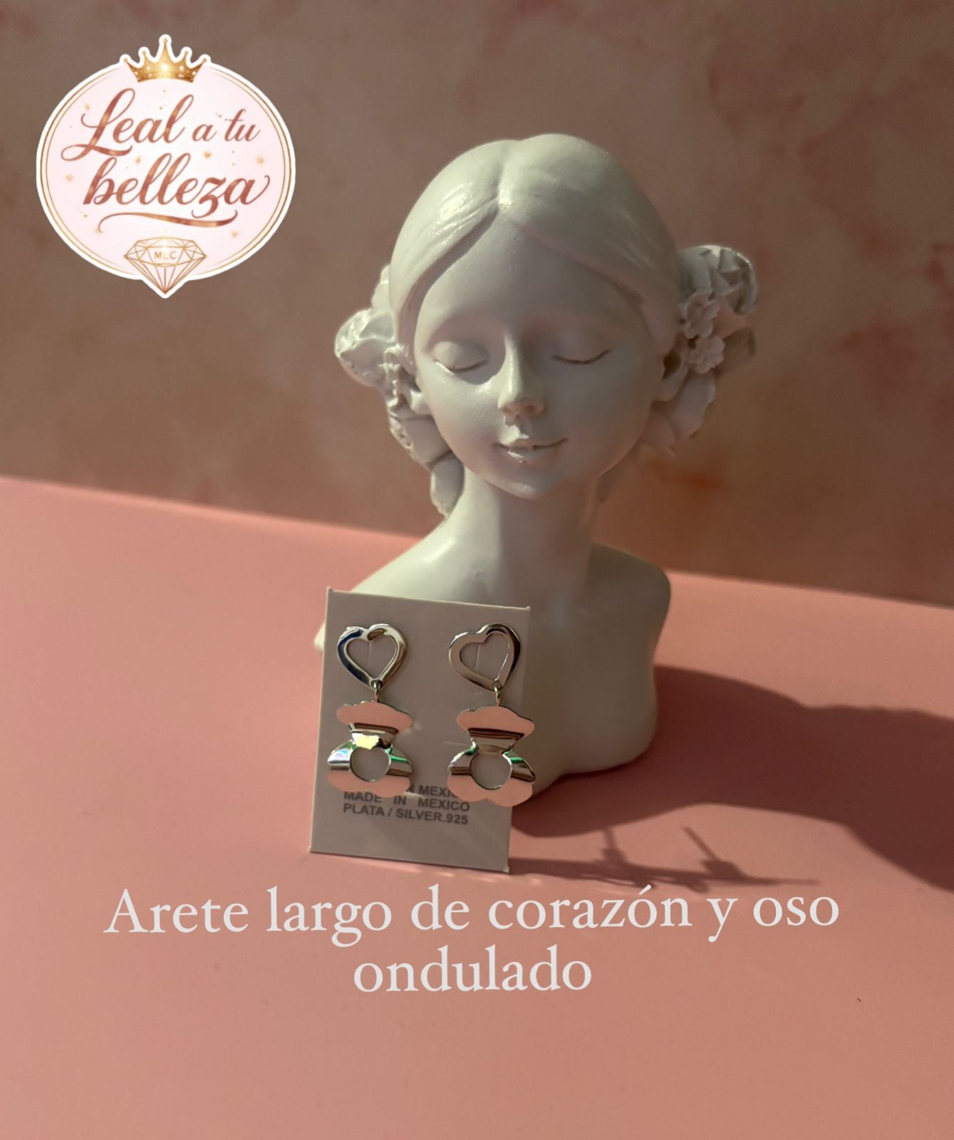 Arete largo de corazón y oso ondulado
