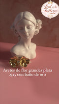 Arete de flor grande con baño de oro