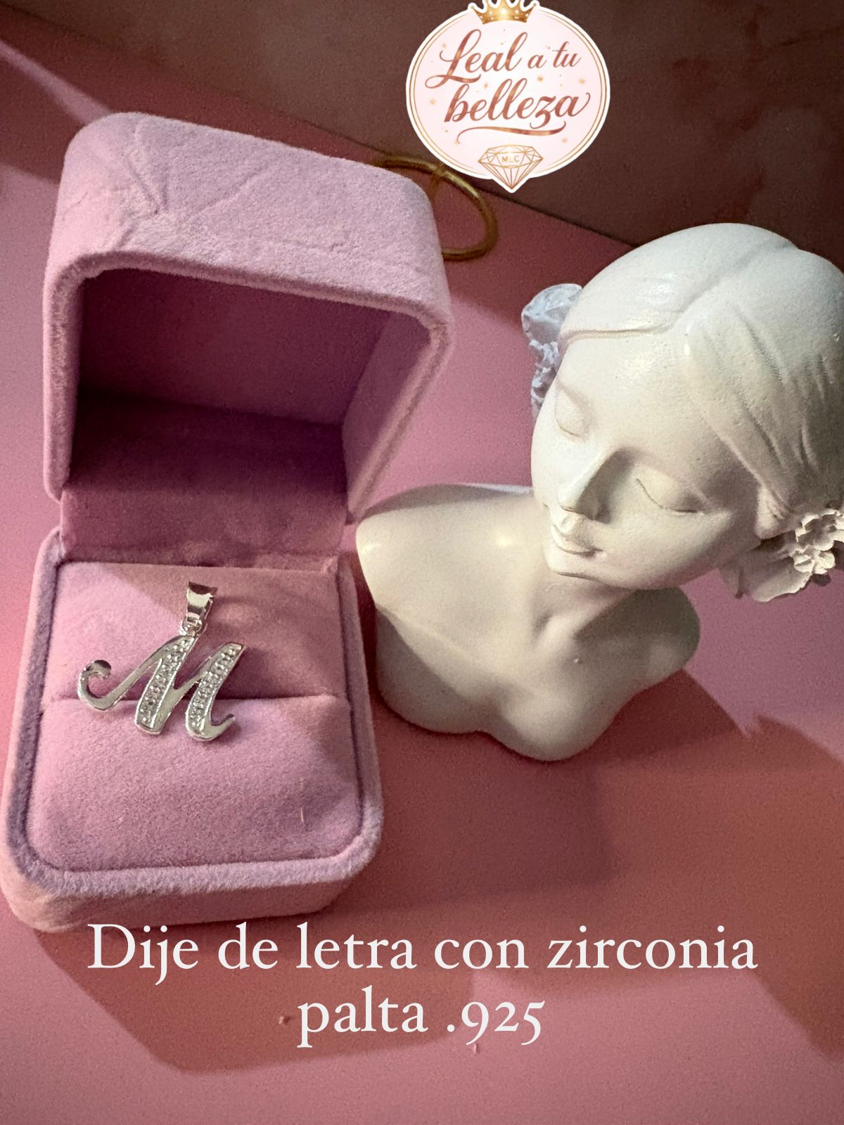 Dije de letra M con zirconias