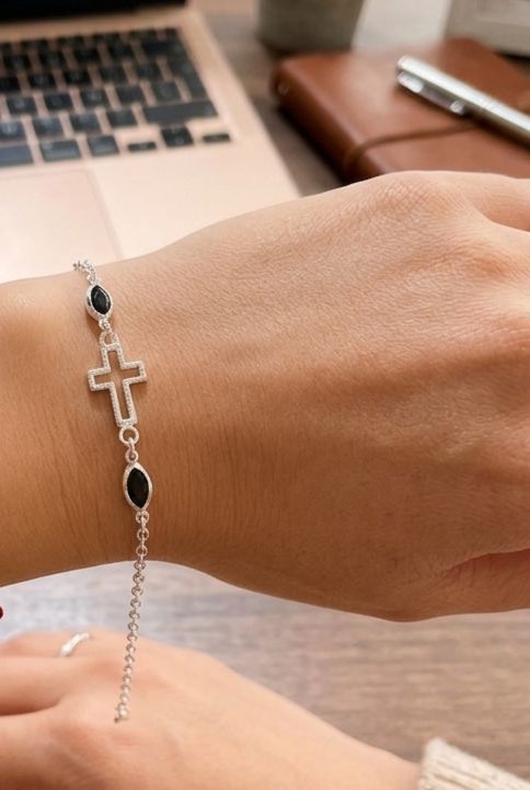 Pulsera con dije de cruz en silueta color Negra
