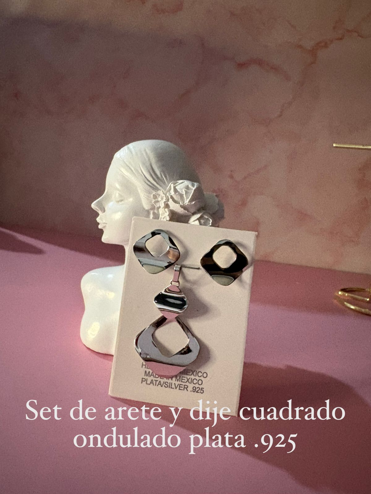 Set de aretes y dije cuadrado